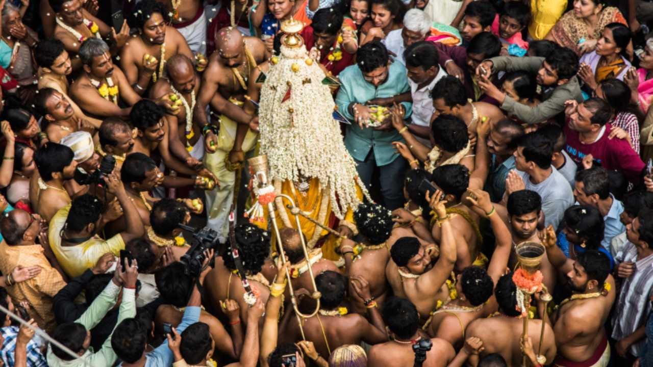 ಮೈಸೂರು ದಸರಾ ಶೈಲಿಯಲ್ಲಿ ವಿಜ್ರಂಭಿಸಲಿದೆ ಬೆಂಗಳೂರು; ಕರಗ ಶಕ್ತ್ಯೋತ್ಸವಕ್ಕೆ ಒಂಭತ್ತೇ ದಿನಗಳು ಬಾಕಿ! ಮೈಸೂರು ದಸರಾ ಶೈಲಿಯಲ್ಲಿ ವಿಜ್ರಂಭಿಸಲಿದೆ ಬೆಂಗಳೂರು; ಕರಗ ಶಕ್ತ್ಯೋತ್ಸವಕ್ಕೆ ಒಂಭತ್ತೇ ದಿನಗಳು ಬಾಕಿ!