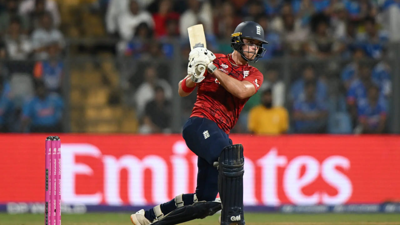 ಆದಾಗ್ಯೂ ಈ ಗುರಿ ಬೆನ್ನಟ್ಟಿದ ಇಂಗ್ಲೆಂಡ್‌ಗೆ ಉತ್ತಮ ಆರಂಭ ಸಿಗಲಿಲ್ಲ. ತಂಡದ ಮೂವರು ಅಗ್ರ ಕ್ರಮಾಂಕದ ಬ್ಯಾಟ್ಸ್‌ಮನ್‌ಗಳು ಬೇಗನೇ ವಿಕೆಟ್ ಒಪ್ಪಿಸಿದರು. ಆದರೆ ಆ ನಂತರ ಬಂದ ಜಾಕೋಬ್ ಬೆಥೆಲ್, ಟಿ20 ಕ್ರಿಕೆಟ್​ನ ನಂಬರ್ 1 ಬೌಲರ್ ಸ್ಪಿನ್ನರ್ ವರುಣ್ ಚಕ್ರವರ್ತಿಯನ್ನು ಗುರಿಯಾಗಿಸಿಕೊಂಡು ಬೌಂಡರಿಗಳ ಮಳೆ ಸುರಿಸಲಾರಂಭಿಸಿದರು. ಬೆಥೆಲ್, ವರುಣ್ ಬೌಲಿಂಗ್‌ನಲ್ಲಿ ಸತತ ಮೂರು ಸಿಕ್ಸರ್‌ಗಳನ್ನು ಸಿಡಿಸಿ ಕೇವಲ 19 ಎಸೆತಗಳಲ್ಲಿ ಅರ್ಧಶತಕ ಪೂರೈಸಿದರು. ಇದು ಟಿ20 ವಿಶ್ವಕಪ್ ನಾಕೌಟ್ ಪಂದ್ಯದಲ್ಲಿ ಜಂಟಿ-ವೇಗದ ಅರ್ಧಶತಕ ಎಂಬ ದಾಖಲೆಯನ್ನು ಬರೆಯಿತು.