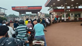 ಭಟ್ಕಳದಲ್ಲಿ ಡೀಸೆಲ್, ಪೆಟ್ರೋಲ್​​ಗೆ ಮುಗಿಬಿದ್ದ ಜನ