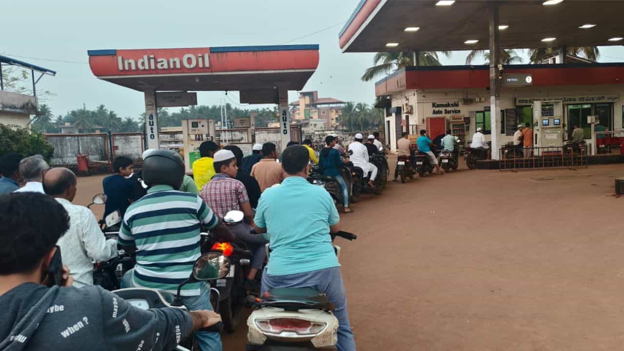 ಇರಾನ್- ಇಸ್ರೇಲ್ ಯುದ್ಧದಿಂದ ತೈಲ ಬೆಲೆ ಏರಿಕೆ ಸುದ್ದಿ: ಭಟ್ಕಳದಲ್ಲಿ ಡೀಸೆಲ್, ಪೆಟ್ರೋಲ್​​ಗೆ ಮುಗಿಬಿದ್ದ ಜನ