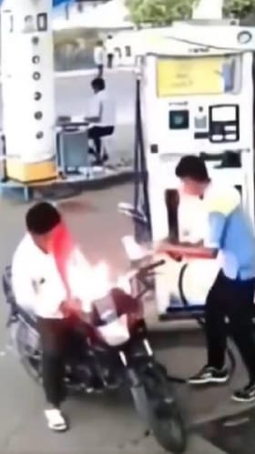 ಬೈಕ್​​ಗೆ ಪೆಟ್ರೋಲ್ ತುಂಬಿಸುವಾಗ ಪೆಟ್ರೋಲ್ ಟ್ಯಾಂಕ್​​ಗೆ ಹತ್ತಿದ ಬೆಂಕಿ