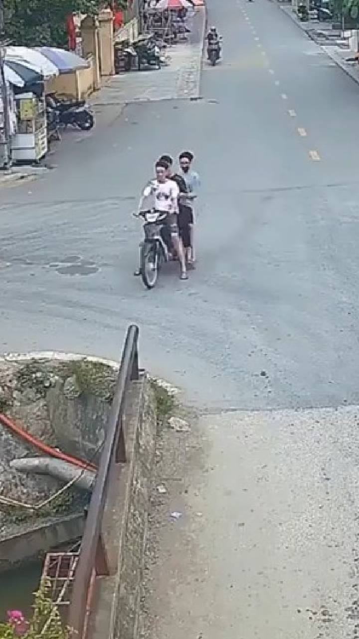 ವೇಗವಾಗಿ ಬಂದು ಬೈಕ್ ಸಮೇತ ನಾಲೆಗೆ ಹಾರಿದ ಯುವಕ