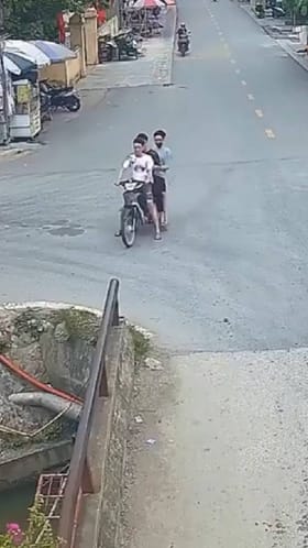 ವೇಗವಾಗಿ ಬಂದು ಬೈಕ್ ಸಮೇತ ನಾಲೆಗೆ ಹಾರಿದ ಯುವಕ