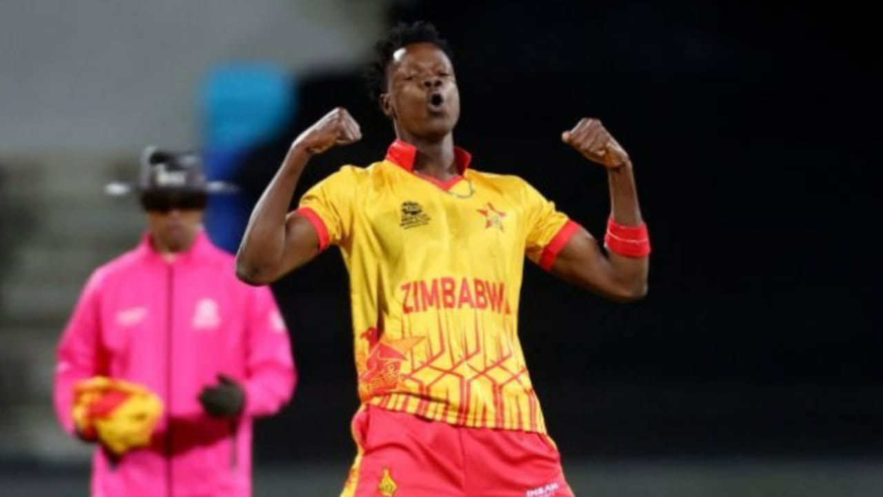 ಹರ್ಷಿತ್ ರಾಣಾ ಐಪಿಎಲ್​ನಿಂದ ಹೊರಬಿದ್ದ ಬೆನ್ನಲ್ಲೇ ಕೆಕೆಆರ್ ತಂಡಕ್ಕೆ ಜಿಂಬಾಬ್ವೆ ತಂಡದ ಸ್ಟಾರ್ ವೇಗಿ ಬ್ಲೆಸಿಂಗ್ ಮುಜರಬಾನಿಯ ಆಗಮನವಾಗಿದೆ. ಕೆಕೆಆರ್ ಮುಸ್ತಾಫಿಜುರ್ ರೆಹಮಾನ್ ಅವರ ಬದಲಿಯಾಗಿ ಬ್ಲೆಸಿಂಗ್ ಮುಜರಬಾನಿಯನ್ನು ತಂಡಕ್ಕೆ ಆಯ್ಕೆ ಮಾಡಿದೆ. ಈಗ, ಹರ್ಷಿತ್ ರಾಣಾ ಅವರ ಬದಲಿ ಆಟಗಾರನನ್ನು ಹುಡುಕುವ ಸವಾಲು ಕೆಕೆಆರ್ ಮುಂದಿದೆ. ಹರ್ಷಿತ್ ರಾಣಾ ಐಪಿಎಲ್‌ನಲ್ಲಿ ಕೆಕೆಆರ್ ತಂಡದ ಪ್ರಮುಖ ವೇಗದ ಬೌಲರ್ ಆಗಿದ್ದು, ಇಲ್ಲಿಯವರೆಗೆ ಈ ತಂಡದ ಪರ 34 ಪಂದ್ಯಗಳಲ್ಲಿ 40 ವಿಕೆಟ್‌ಗಳನ್ನು ಕಬಳಿಸಿದ್ದಾರೆ.