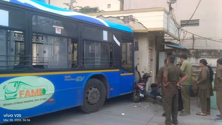 ಸಂಚಾರ ನಿಯಂತ್ರಕರ ಕೊಠಡಿಗೇ ನುಗ್ಗಿದ BMTC ಬಸ್! ವಿಡಿಯೋ ನೋಡಿ ಸಂಚಾರ ನಿಯಂತ್ರಕರ ಕೊಠಡಿಗೇ ನುಗ್ಗಿದ BMTC ಬಸ್! ವಿಡಿಯೋ ನೋಡಿ