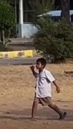 ರಾಷ್ಟ್ರಗೀತೆ ಕೇಳಿದಾಕ್ಷಣ ಓಡುವುದು ಬಿಟ್ಟು ಫ್ರೀಜ್ ಆಗಿ ನಿಂತ ಬಾಲಕ