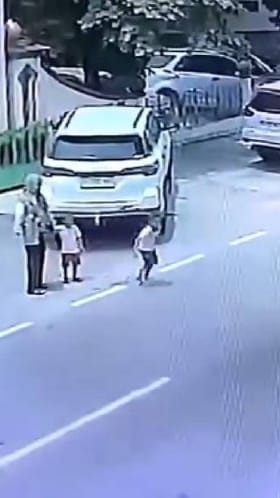 ರಸ್ತೆ ದಾಟುವಾಗ ಮಕ್ಕಳ ಕೈ ಹಿಡಿಯದೇ ಇದ್ದರೆ ಎಂಥಾ ಅಪಾಯವಾಗುತ್ತೆ ನೋಡಿ