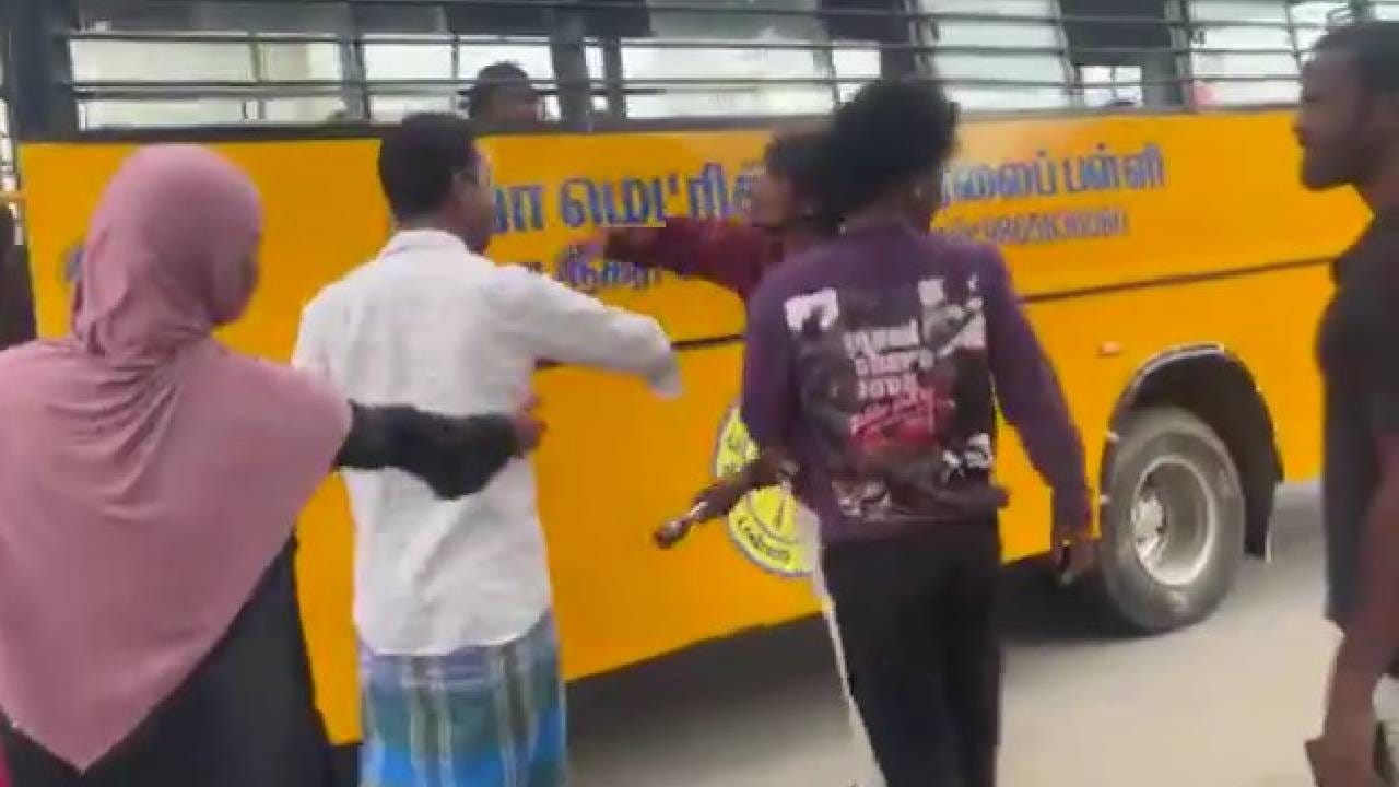 Video: ಗಾಂಜಾ ನಶೆಯಲ್ಲಿ ಶಾಲಾ ಬಸ್ ನಿಲ್ಲಿಸಿ ಕಬ್ಬಿಣದ ರಾಡ್ ಹಿಡಿದು ಬೆದರಿಸಿದ ಯುವಕರು