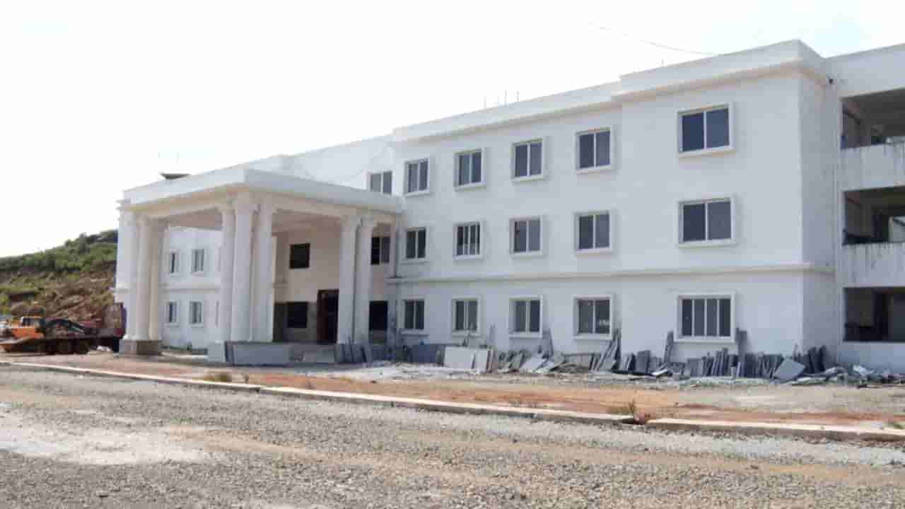 ಚಿತ್ರದುರ್ಗ ಜಿಲ್ಲಾಡಳಿತ ಭವನ ವಿವಾದ: ಉದ್ಘಾಟನೆ ಸಮಯದಲ್ಲೇ ಅವೈಜ್ಞಾನಿಕ ಕಟ್ಟಡವೆಂದು ರಿಜೆಕ್ಟ್