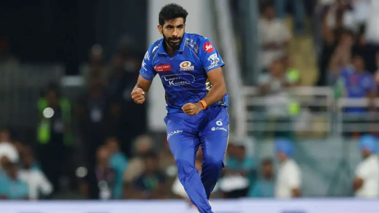 ವಾಸ್ತವವಾಗಿ ಐಪಿಎಲ್ನಲ್ಲಿ ಅತಿ ಹೆಚ್ಚು ನೋ ಬಾಲ್ಗಳನ್ನು ಬೌಲ್ ಮಾಡಿದ ಬೌಲರ್ಗಳ ಪಟ್ಟಿಯಲ್ಲಿ ಜಸ್ಪ್ರೀತ್ ಬುಮ್ರಾ ಅಗ್ರಸ್ಥಾನದಲ್ಲಿದ್ದಾರೆ. ಅಗ್ರಸ್ಥಾನದಲ್ಲಿ ಮಾತ್ರವಲ್ಲದೆ ಈ ವಿಚಾರದಲ್ಲಿ ಬುಮ್ರಾ ಅವರ ಹತ್ತಿರದಲ್ಲಿ ಯಾವುದೇ ಬೌಲರ್ಗಳಿಲ್ಲ ಎಂಬುದು ಗಮನಿಸಬೇಕಾದ ಸಂಗತಿ. ಐಪಿಎಲ್ನಲ್ಲಿ ಬಹುಬೇಡಿಕೆಯ ಆಟಗಾರರ ಪಟ್ಟಿಯಲ್ಲಿ ಕಾಣಿಸಿಕೊಳ್ಳುವ ಬುಮ್ರಾ ಈ ರೀತಿಯ ಬೇಡದ ದಾಖಲೆ ಬರೆದಿರುವುದು ನಂಬಲಾಸಾಧ್ಯವಾಗಿದೆ.