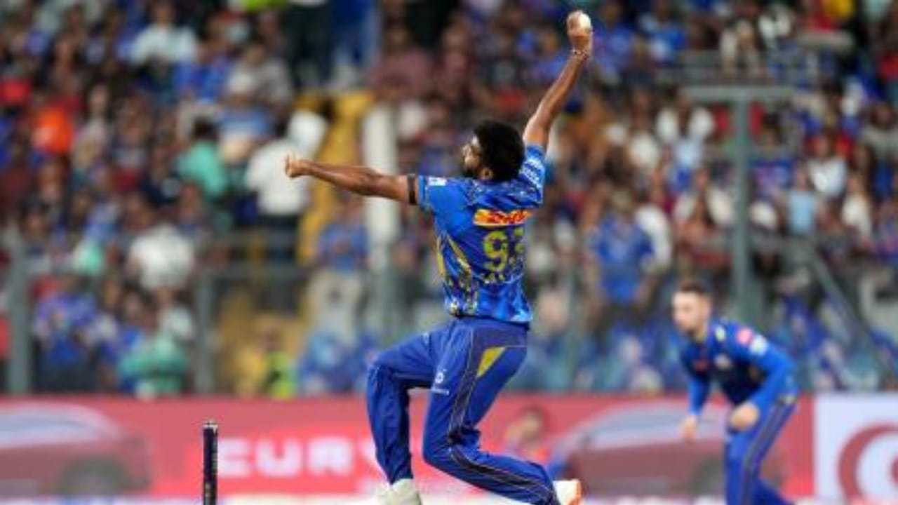 ಇದುವರೆಗೆ ಐಪಿಎಲ್ನಲ್ಲಿ 145 ಇನ್ನಿಂಗ್ಸ್ಗಳಲ್ಲಿ ಬೌಲಿಂಗ್ ಮಾಡಿರುವ ಜಸ್ಪ್ರೀತ್ ಬುಮ್ರಾ 32 ನೋ-ಬಾಲ್ಗಳನ್ನು ಬೌಲ್ ಮಾಡಿದ್ದಾರೆ. ಬುಮ್ರಾ ನಂತರದ ಸ್ಥಾನದಲ್ಲಿರುವ ಅನುಭವಿ ವೇಗಿ ಉಮೇಶ್ ಯಾದವ್ 24 ನೋ-ಬಾಲ್ಗಳನ್ನು ಬೌಲ್ ಮಾಡಿದ್ದಾರೆ. ಮೂರನೇ ಸ್ಥಾನದಲ್ಲಿರುವ ಮತ್ತೊಬ್ಬ ಅನುಭವಿ ವೇಗಿ ಇಶಾಂತ್ ಶರ್ಮಾ 23 ನೋ-ಬಾಲ್ಗಳನ್ನು ಬೌಲ್ ಮಾಡಿದ್ದಾರೆ.