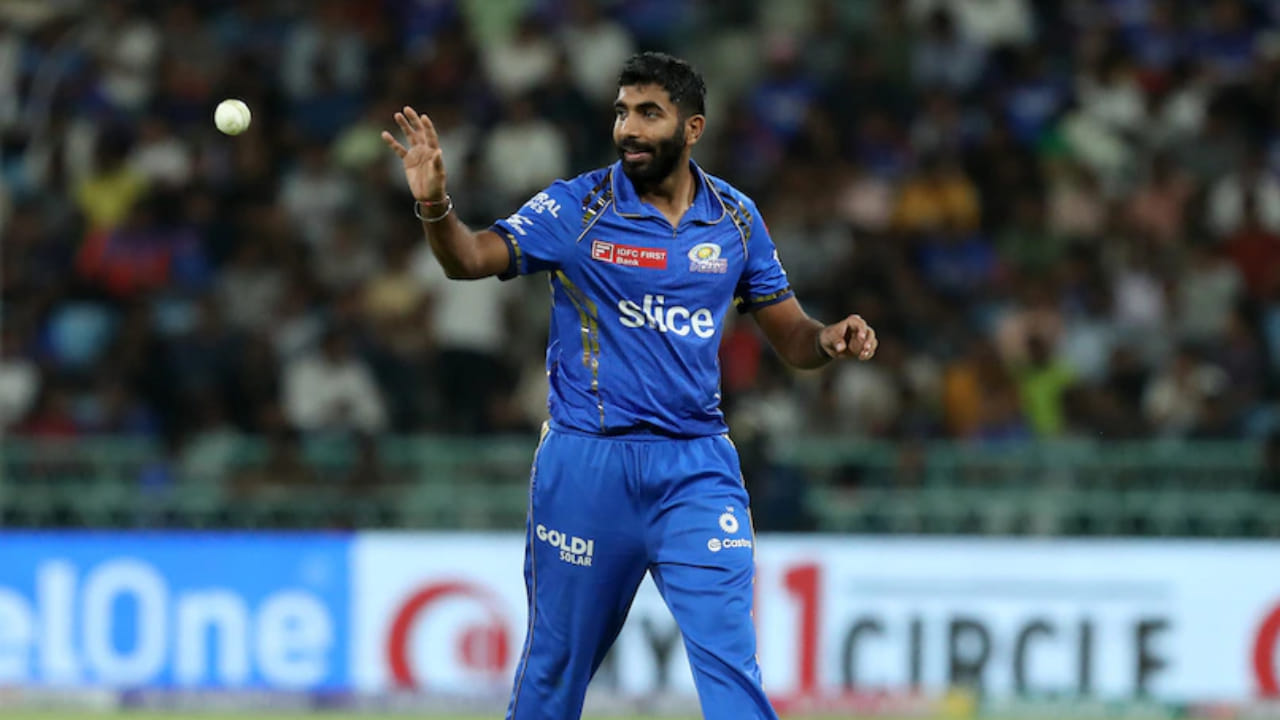 ಪ್ರಸ್ತುತ ವಿಶ್ವ ಕ್ರಿಕೆಟ್​ನ ಅತ್ಯುತ್ತಮ ಬೌಲರ್​ಗಳ ಪಟ್ಟಿಯಲ್ಲಿ ಟೀಂ ಇಂಡಿಯಾ ವೇಗಿ ಜಸ್ಪ್ರೀತ್ ಬುಮ್ರಾ ಅಗ್ರಸ್ಥಾನದಲ್ಲಿ ನಿಲ್ಲುತ್ತಾರೆ. ಬುಮ್ರಾ ಬೌಲಿಂಗ್‌ನಲ್ಲಿ ರನ್ ಕಲೆಹಾಕುವುದೆ ಕಷ್ಟಕರವಾಗಿರುವಾಗ ಅವರ ಬೌಲಿಂಗ್‌ನಲ್ಲಿ ಸಿಕ್ಸರ್ ಸಿಡಿಸುವುದು ಅಷ್ಟು ಸುಲಭದ ಕೆಲಸವಲ್ಲ. ಹಾಗಿದ್ದರೂ ಐಪಿಎಲ್‌ನಲ್ಲಿ ಬುಮ್ರಾ ವಿರುದ್ಧ ಸುಲಭವಾಗಿ ಸಿಕ್ಸರ್ ಬಾರಿಸಿದ ಬ್ಯಾಟರ್​ಗಳಿದ್ದಾರೆ. ಅವರ ವಿವರ ಇಲ್ಲಿದೆ.