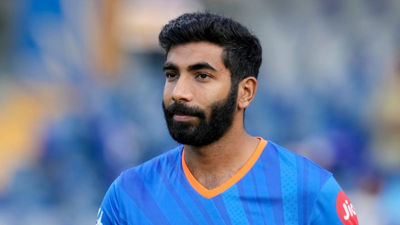 ಟೀಂ ಇಂಡಿಯಾದ ಸತತ ಎರಡನೇ ಟಿ20 ವಿಶ್ವಕಪ್ ಗೆಲುವಿನಲ್ಲಿ ಪ್ರಮುಖ ಪಾತ್ರವಹಿಸಿದ್ದ ಸ್ಟಾರ್ ವೇಗದ ಬೌಲರ್ ಜಸ್ಪ್ರೀತ್ ಬುಮ್ರಾ ಈಗ ಐಪಿಎಲ್‌ನತ್ತ ಮುಖಾಮಾಡಿದ್ದಾರೆ. ಮುಂಬೈ ಇಂಡಿಯನ್ಸ್ ಅಭಿಮಾನಿಗಳು ಅವರನ್ನು ಮತ್ತೆ ಮೈದಾನಕ್ಕೆ ನೋಡಲು ಉತ್ಸುಕರಾಗಿದ್ದಾರೆ. ಆದಾಗ್ಯೂ, ಸೀಸನ್ ಪ್ರಾರಂಭವಾಗುವ ಮೊದಲೇ ಬುಮ್ರಾ ಎಲ್ಲರ ಕಳವಳಕ್ಕೆ ಕಾರಣರಾಗಿದ್ದಾರೆ. 