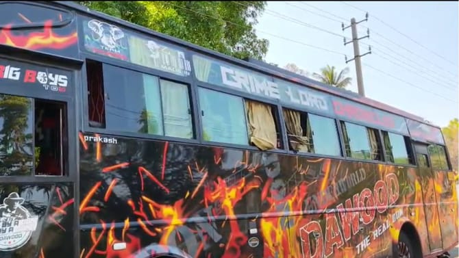 ಬಸ್ ಮೇಲೆ ಅಂಡರ್ ವಲ್ಡ್ ದಾವೂದ್ ದಿ ರಿಯಲ್ ಡಾನ್ ಎಂದು ಬರಹ