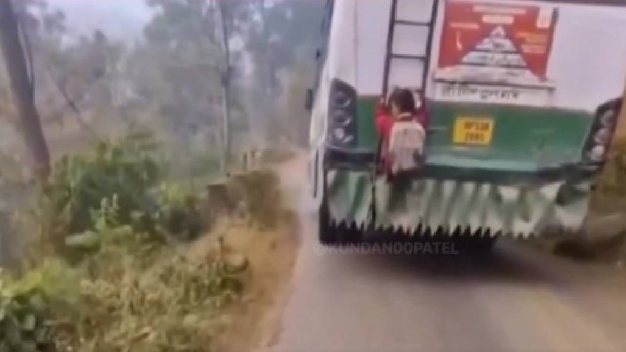 Video: ಬಸ್ಸಿನ ಹಿಂಭಾಗದಲ್ಲಿ ಶಾಲೆಗೆ ಹೊರಟ ಬಾಲಕ