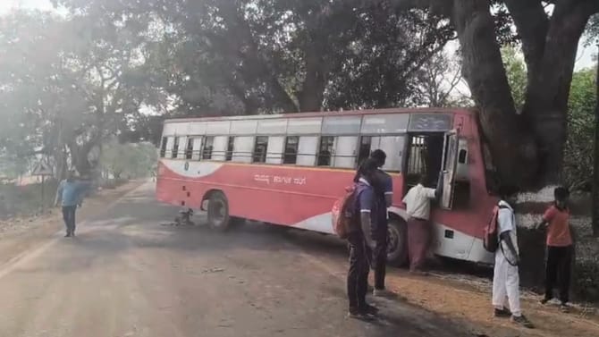 ಅಡ್ಡಬಂದ ಕಾರು ತಪ್ಪಿಸಲು ಹೋಗಿ ಮರಕ್ಕೆ ಗುದ್ದಿದ ಬಸ್