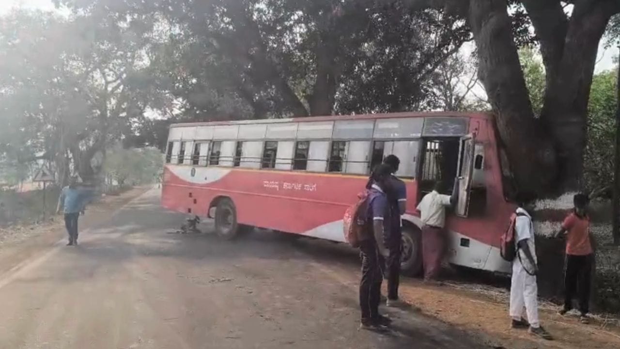 ಅಡ್ಡಬಂದ ಕಾರು ತಪ್ಪಿಸಲು ಹೋಗಿ ಮರಕ್ಕೆ ಗುದ್ದಿದ ಬಸ್: ಆಸ್ಪತ್ರೆ ಮುಂದೆಯೇ ಅಪಘಾತ! ಅಡ್ಡಬಂದ ಕಾರು ತಪ್ಪಿಸಲು ಹೋಗಿ ಮರಕ್ಕೆ ಗುದ್ದಿದ ಬಸ್: ಆಸ್ಪತ್ರೆ ಮುಂದೆಯೇ ಅಪಘಾತ!