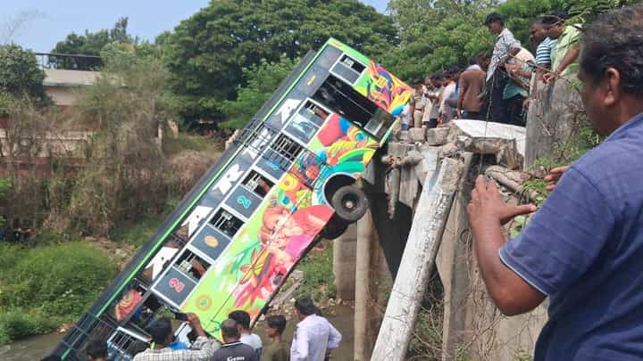 ಸೇತುವೆಯಿಂದ ಹಳ್ಳಕ್ಕೆ ಬಿದ್ದ ಬಸ್: ಪ್ರಯಾಣಿಕರು ಬದುಕುಳಿದಿದ್ದೇ ಪವಾಡ ಸೇತುವೆಯಿಂದ ಹಳ್ಳಕ್ಕೆ ಬಿದ್ದ ಬಸ್: ಪ್ರಯಾಣಿಕರು ಬದುಕುಳಿದಿದ್ದೇ ಪವಾಡ