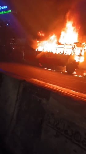 ರಸ್ತೆಯಲ್ಲೇ ಹೊತ್ತಿಉರಿದ KSRTC ಬಸ್​