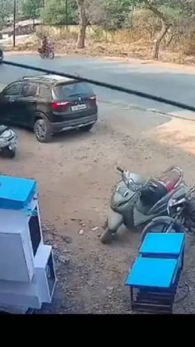 ಮನೆಯ ಹೊರಗೆ ನಿಲ್ಲಿಸಿದ್ದ ಕಾರಿಗೆ ಡಿಕ್ಕಿ ಹೊಡೆದ ಕಾರು