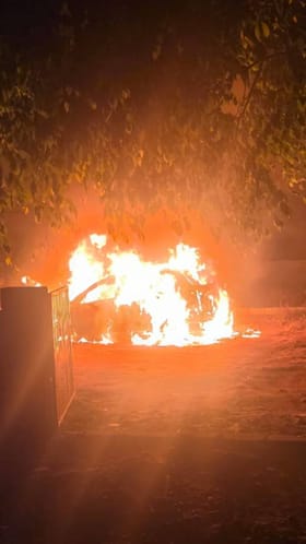 ಮನೆ ಮುಂದೆ ನಿಲ್ಲಿಸಿದ್ದ ಕಾರು ಬೆಂಕಿಗಾಹುತಿ