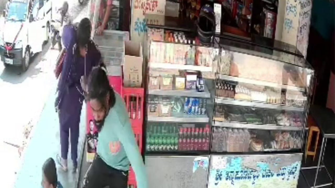 ಹಾಡಹಗಲೇ ಮಹಿಳೆಯ ಮಾಂಗಲ್ಯ ಸರ ಕಿತ್ತು ಪರಾರಿಯಾದ ಖದೀಮರು: ಸಿಸಿಟಿವಿ ವಿಡಿಯೋ ನೋಡಿ