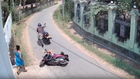 ಸ್ಕೂಟಿಯಲ್ಲಿ ಹೋಗುತ್ತಿದ್ದ ಯುವತಿಯ ಬೀಳಿಸಿ ಸರ ಕದ್ದ ಕಳ್ಳ