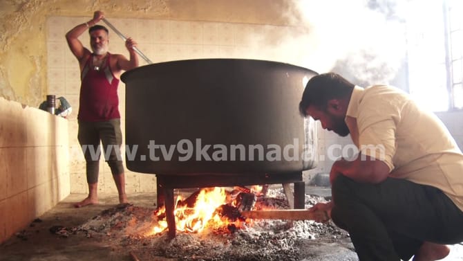 ಚಾಮುಂಡಿ ದೇಗುಲದಲ್ಲಿ ಲಡ್ಡು ತಯಾರಿಗೆ ಸಿದ್ಧವಾಗ್ತಿದೆ ವಿಶೇಷ ಸೌದೆ ಒಲೆ!