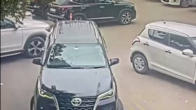 ಕಾರಿನಲ್ಲಿ ಬರುತ್ತಿದ್ದ ವ್ಯಕ್ತಿಯ ಮೇಲೆ ಏಕಾಏಕಿ ಗುಂಡಿನ ದಾಳಿ