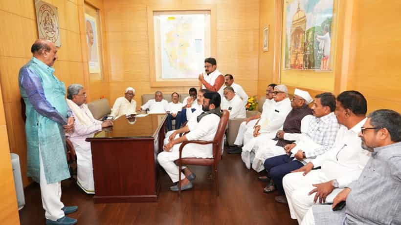 ಬಜೆಟ್ ಅಧಿವೆಶನದ ನಡುವೆ ಮಹತ್ವದ ಬೆಳವಣಿಗೆ: ದೀಢೀರ್ ಸಿಎಂ ಭೇಟಿಯಾಗಿದ್ದೇಕೆ ಕಾಂಗ್ರೆಸ್ನ ಹಿರಿಯ ಶಾಸಕರ ತಂಡ?