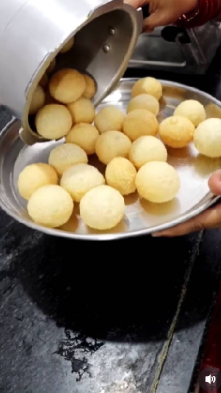 ಕುಕ್ಕರ್​ನಲ್ಲಿ ಪೂರಿ ಕರಿಯುವುದನ್ನು ನೋಡಿದ್ದೀರಾ? ಇಲ್ಲಿದೆ ವಿಡಿಯೋ