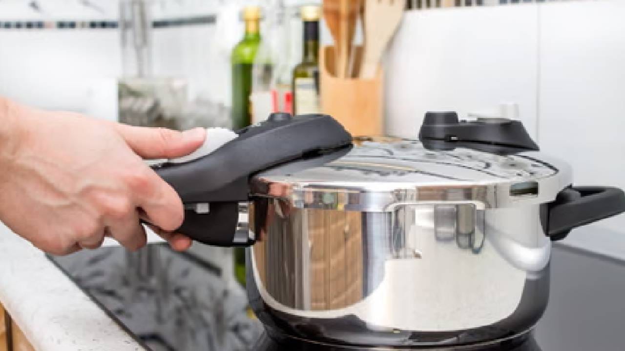 20 ಬಾರಿ ಬೇಯಿಸಿದರೂ ಮಾಂಸ ಬೆಂದಿಲ್ಲ ಎಂದು ಕುಕ್ಕರ್ ಹಿಡಿದು ಪೊಲೀಸ್ ಠಾಣೆಗೆ ಹೋದ ವ್ಯಕ್ತಿ