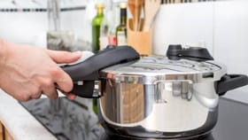 ಕುಕ್ಕರ್ ಹಿಡಿದು ಪೊಲೀಸ್ ಠಾಣೆಗೆ ಹೋದ ವ್ಯಕ್ತಿ