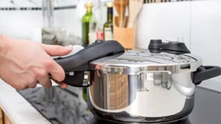 Video: ರಂಗದಲ್ಲಿ ಯಕ್ಷಗಾನ ಕಲಾವಿದನೊಂದಿಗೆ ಹೆಜ್ಜೆ ಹಾಕಿದ ಪುಟಾಣಿ