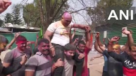 ಜಮ್ಮು ಕಾಶ್ಮೀರ: ಕುಣಿದು ಕುಪ್ಪಳಿಸಿ ಹೋಳಿ ಆಚರಿಸಿದ ಸಿಆರ್​ಪಿಎಫ್ ಯೋಧರು!