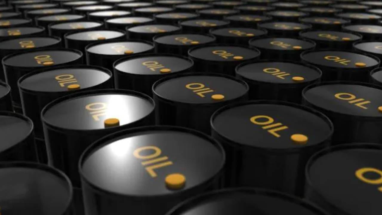 ಕಚ್ಚಾ ತೈಲ ಬೆಲೆ ಸಿಕ್ಕಾಪಟ್ಟೆ ಏರಿಕೆ; ಬ್ಯಾರಲ್ಗೆ ಒಂದು ಡಾಲರ್ ಬೆಲೆ ಹೆಚ್ಚಿದಂತೆ ಭಾರತಕ್ಕೆ ಹೊರೆ ಎಷ್ಟು ಹೆಚ್ಚುತ್ತೆ ಗೊತ್ತಾ? ಕಚ್ಚಾ ತೈಲ ಬೆಲೆ ಸಿಕ್ಕಾಪಟ್ಟೆ ಏರಿಕೆ; ಬ್ಯಾರಲ್ಗೆ ಒಂದು ಡಾಲರ್ ಬೆಲೆ ಹೆಚ್ಚಿದಂತೆ ಭಾರತಕ್ಕೆ ಹೊರೆ ಎಷ್ಟು ಹೆಚ್ಚುತ್ತೆ ಗೊತ್ತಾ?