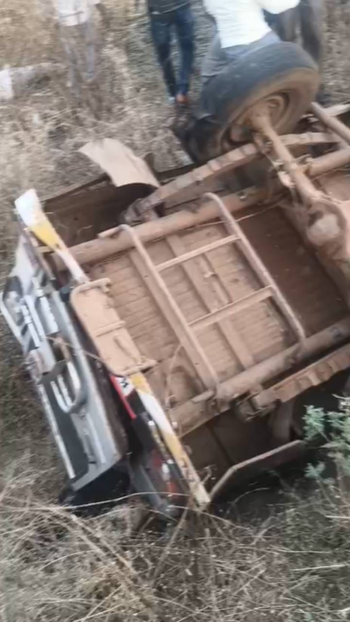 ಟೈರ್​ ಸ್ಫೋಟಗೊಂಡು ಕ್ರೂಸರ್ ವಾಹನ ಪಲ್ಟಿ