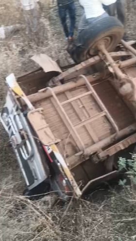 ಟೈರ್​ ಸ್ಫೋಟಗೊಂಡು ಕ್ರೂಸರ್ ವಾಹನ ಪಲ್ಟಿ