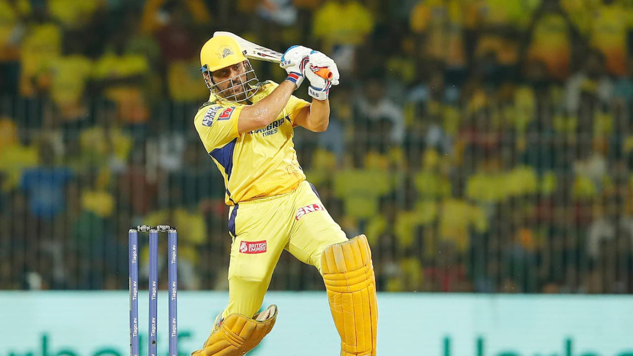 ಐದು ಬಾರಿಯ ಚಾಂಪಿಯನ್ ಚೆನ್ನೈ ಸೂಪರ್ ಕಿಂಗ್ಸ್ ಈ ಪಟ್ಟಿಯಲ್ಲಿ 1610 ಸಿಕ್ಸರ್‌ಗಳೊಂದಿಗೆ ಮೂರನೇ ಸ್ಥಾನದಲ್ಲಿದೆ. ಧೋನಿ ನೇತೃತ್ವದ ಈ ತಂಡ ಯಾವಾಗಲೂ ಸ್ಥಿರ ಪ್ರದರ್ಶನ ನೀಡುತ್ತಿದೆ. ಆದಾಗ್ಯೂ, ಕಳೆದ ಕೆಲವು ಆವೃತ್ತಿಗಳಲ್ಲಿ, ಮುಂಬೈ ಮತ್ತು ಆರ್​ಸಿಬಿಗೆ ಹೋಲಿಸಿದರೆ ಸಿಕ್ಸರ್‌ಗಳನ್ನು ಬಾರಿಸುವ ವಿಚಾರದಲ್ಲಿ ಸಿಎಸ್​ಕೆ ಹಿಂದೆ ಬಿದ್ದಿದೆ. ಆದಾಗ್ಯೂ, ಟಾಪ್ 3 ರಲ್ಲಿರುವುದು ಸಿಎಸ್​ಕೆಯ ಬ್ಯಾಟಿಂಗ್ ಬಲಕ್ಕೆ ಸಾಕ್ಷಿಯಾಗಿದೆ. ಸುರೇಶ್ ರೈನಾ, ಶೇನ್ ವ್ಯಾಟ್ಸನ್ ಮತ್ತು ಸ್ವತಃ MS ಧೋನಿ ಬಾರಿಸಿದ ಬೃಹತ್ ಸಿಕ್ಸರ್‌ಗಳು ಈ ದಾಖಲೆಗೆ ಪ್ರಮುಖ ಕಾರಣಗಳಾಗಿವೆ.