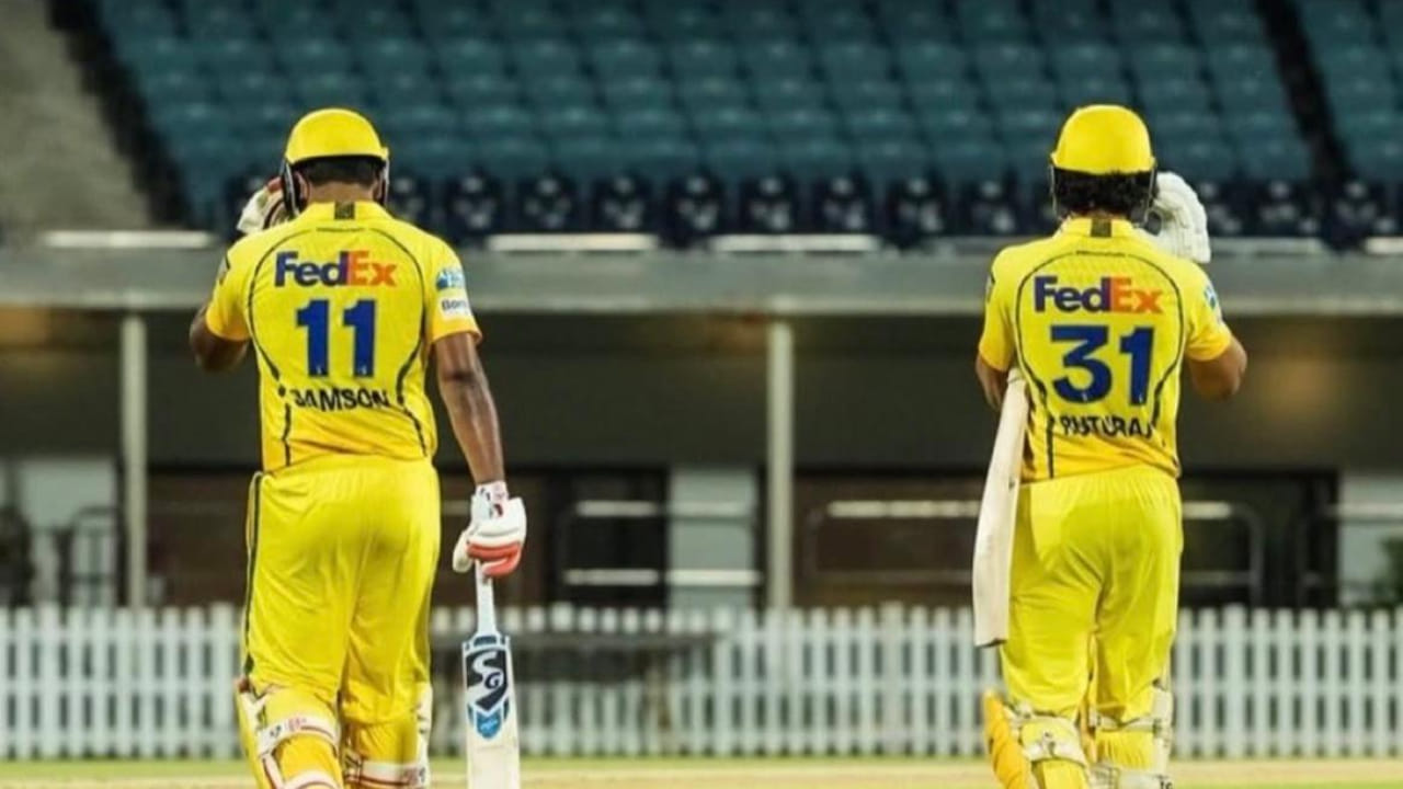 ಇಂದಿನ ಪಂದ್ಯದಲ್ಲಿ ಸಿಎಸ್​ಕೆ ಪರ ಆರಂಭಿಕರಾಗಿ ಬಂದಿದ್ದ ನಾಯಕ ರುತುರಾಜ್ ಗಾಯಕ್ವಾಡ್ ಹಾಗೂ ಸಂಜು ಸ್ಯಾಮ್ಸನ್ ಅವರಿಂದ ಉತ್ತಮ ಆರಂಭದ ನಿರೀಕ್ಷೆ ಇಡಲಾಗಿತ್ತು. ಇಬ್ಬರು ಅಪಾರ ಅನುಭವ ಹೊಂದಿದ್ದರಿಂದ ತಂಡಕ್ಕೆ ಸ್ಫೋಟಕ ಆರಂಭ ಒದಗಿಸಿಕೊಡುತ್ತಾರೆ ಎಂದ ಅಭಿಮಾನಿಗಳು ಕಾದು ಕುಳಿತಿದ್ದರು. ಆದರೆ ಇವರಿಬ್ಬರು 10 ರನ್​ಗಳ ಗಡಿ ದಾಟಲಾಗದೆ ಒಂದಂಕಿಗೆ ಸುಸ್ತಾದರು.