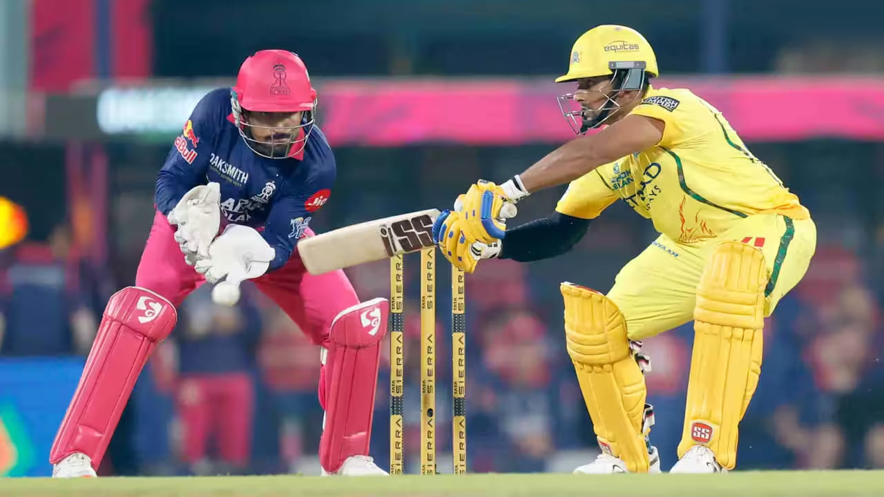 ಗುವಾಹಟಿಯ ಬರ್ಸಪಾರಾ ಸ್ಟೇಡಿಯಂನಲ್ಲಿ ನಡೆದ ಈ ಪಂದ್ಯದಲ್ಲಿ ಟಾಸ್ ಗೆದ್ದ ಆರ್​ಆರ್ ತಂಡದ ನಾಯಕ ರಿಯಾನ್ ಪರಾಗ್ ಬೌಲಿಂಗ್ ಆಯ್ದುಕೊಂಡಿದ್ದರು.  ಅದರಂತೆ ಮೊದಲು ಬ್ಯಾಟ್ ಮಾಡಿದ ಚೆನ್ನೈ ಸೂಪರ್ ಕಿಂಗ್ಸ್ 19.4 ಓವರ್​ಗಳಲ್ಲಿ 127 ರನ್​ಗಳಿಸಿ ಆಲೌಟ್ ಆಯಿತು.