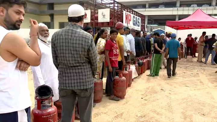 ಎಂಥಾ ಕಾಲ ಬಂತಪ್ಪ: LPG ಸಿಲಿಂಡರ್ಗಳ ವಿತರಣೆ ವೇಳೆ ಪೊಲೀಸ್ ಭದ್ರತೆ! ಎಂಥಾ ಕಾಲ ಬಂತಪ್ಪ: LPG ಸಿಲಿಂಡರ್ಗಳ ವಿತರಣೆ ವೇಳೆ ಪೊಲೀಸ್ ಭದ್ರತೆ!
