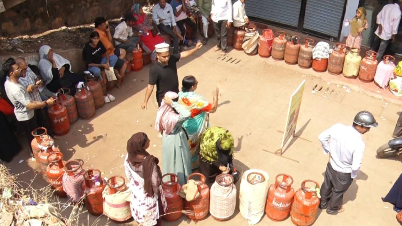 ಬುಕ್​​ ಆಗದ ಗ್ಯಾಸ್​​​: ಖಾಲಿ ಸಿಲಿಂಡರ್ ಹಿಡಿದು ಕುಳಿತ ಜನ; ಮನೆ ಅಡುಗೆಗೂ ಕುತ್ತು