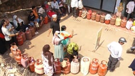 ಬುಕ್​​ ಆಗದ ಗ್ಯಾಸ್​​​: ಖಾಲಿ ಸಿಲಿಂಡರ್ ಹಿಡಿದು ಕುಳಿತ ಜನ