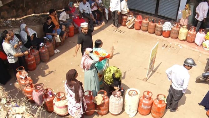 ಬುಕ್​​ ಆಗದ ಗ್ಯಾಸ್​​​: ಖಾಲಿ ಸಿಲಿಂಡರ್ ಹಿಡಿದು ಕುಳಿತ ಜನ