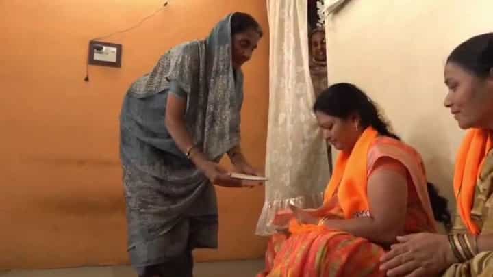 ದಾವಣಗೆರೆಯಲ್ಲಿ ಬಿಜೆಪಿಗೆ ಮುಸ್ಲಿಂ ಸಾಥ್! ಅಭ್ಯರ್ಥಿಯ ಪತ್ನಿಗೆ ಉಡಿ ತುಂಬಿದ ಮಹಿಳೆಯರು ದಾವಣಗೆರೆಯಲ್ಲಿ ಬಿಜೆಪಿಗೆ ಮುಸ್ಲಿಂ ಸಾಥ್! ಅಭ್ಯರ್ಥಿಯ ಪತ್ನಿಗೆ ಉಡಿ ತುಂಬಿದ ಮಹಿಳೆಯರು