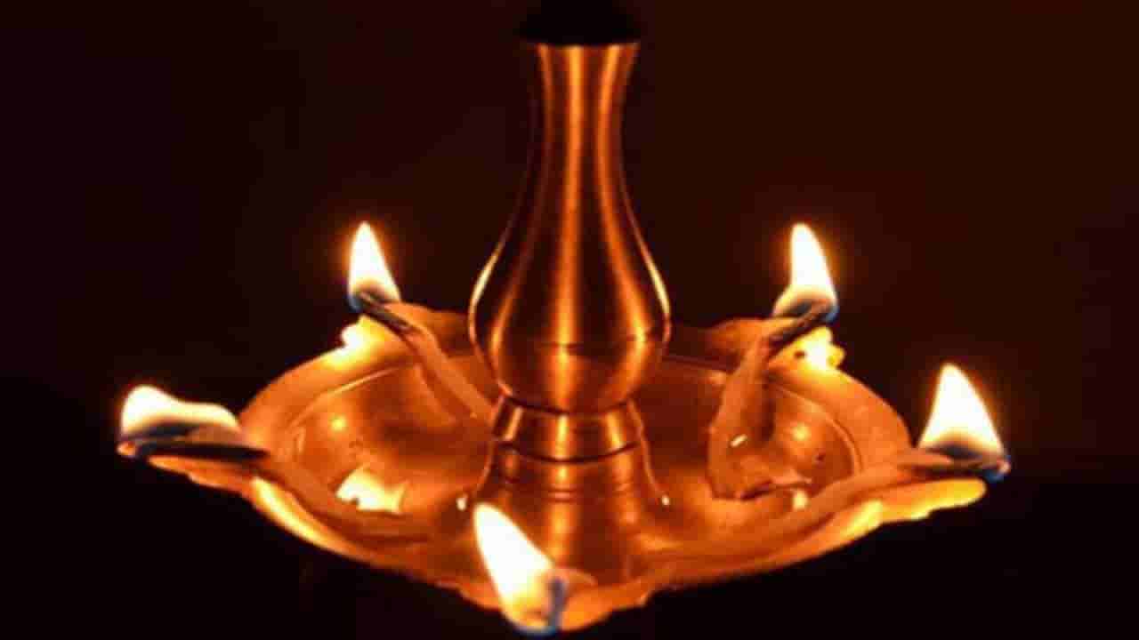Vastu Guidance: ದೇವರ ಮುಂದೆ ದೀಪ ಹಚ್ಚುವಾಗ ಈ ತಪ್ಪು ಮಾಡಲೇಬೇಡಿ; ವಾಸ್ತು ಸಲಹೆ ಇಲ್ಲಿದೆ