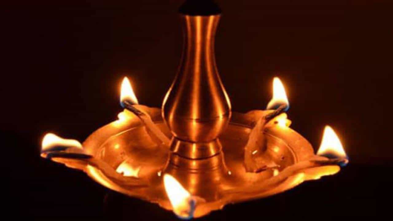 Vastu Guidance: ದೇವರ ಮುಂದೆ ದೀಪ ಹಚ್ಚುವಾಗ ಈ ತಪ್ಪು ಮಾಡಲೇಬೇಡಿ; ವಾಸ್ತು ಸಲಹೆ ಇಲ್ಲಿದೆ Vastu Guidance: ದೇವರ ಮುಂದೆ ದೀಪ ಹಚ್ಚುವಾಗ ಈ ತಪ್ಪು ಮಾಡಲೇಬೇಡಿ; ವಾಸ್ತು ಸಲಹೆ ಇಲ್ಲಿದೆ