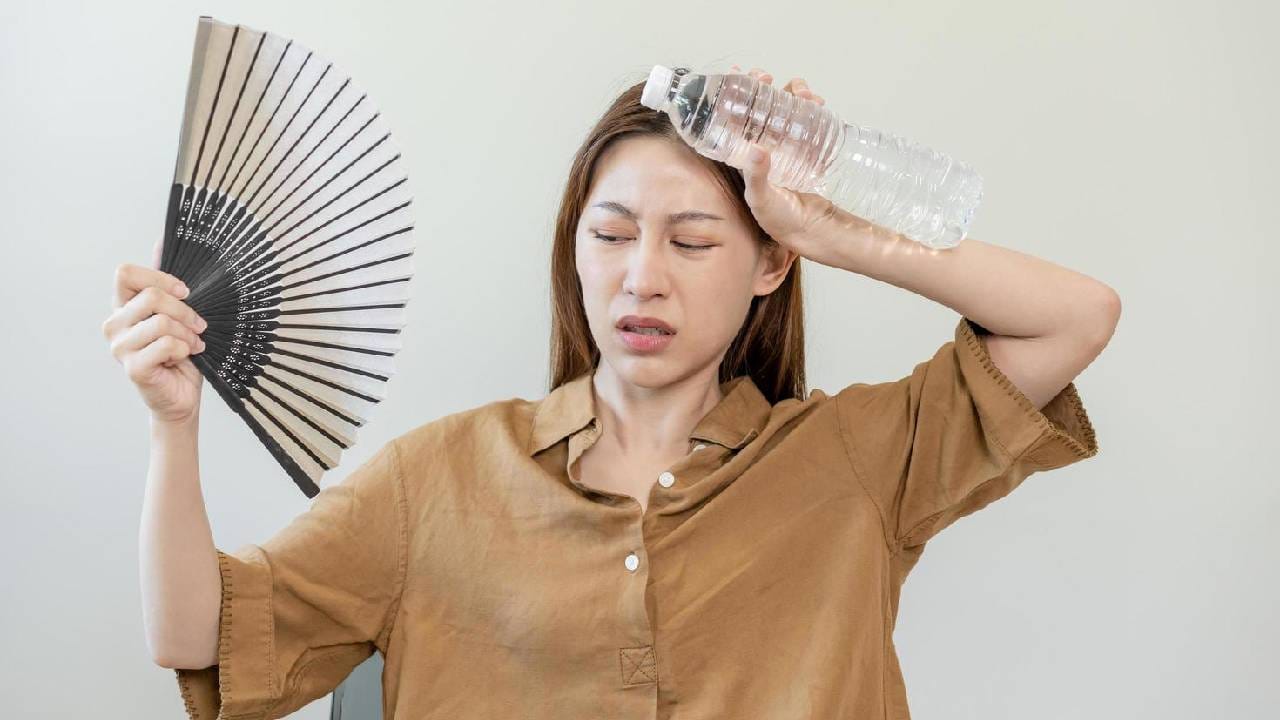 ಬೇಸಿಗೆಯಲ್ಲಿ ಕಾಡುವ ಆಯಾಸ, ನಿರ್ಜಲೀಕರಣವನ್ನು ದೂರ ಮಾಡಲು ಸೇವಿಸಲೇಬೇಕಾದ ಆಹಾರಗಳು ಬೇಸಿಗೆಯಲ್ಲಿ ಕಾಡುವ ಆಯಾಸ, ನಿರ್ಜಲೀಕರಣವನ್ನು ದೂರ ಮಾಡಲು ಸೇವಿಸಲೇಬೇಕಾದ ಆಹಾರಗಳು