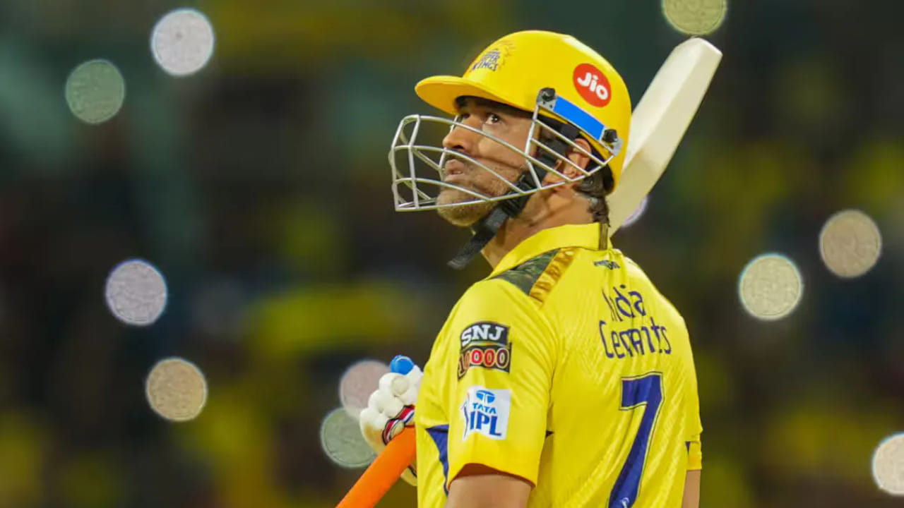 ಎರಡನೇ ಸ್ಥಾನದಲ್ಲಿ ಚೆನ್ನೈ ಸೂಪರ್ ಕಿಂಗ್ಸ್ ತಂಡವನ್ನು ಐದು ಐಪಿಎಲ್ ಪ್ರಶಸ್ತಿಗಳಿಗೆ ಮುನ್ನಡೆಸಿದ ಎಂಎಸ್ ಧೋನಿ ಇದ್ದಾರೆ. ನಾಯಕನಾಗಿ ಧೋನಿ 226 ಪಂದ್ಯಗಳಲ್ಲಿ 4753 ರನ್ ಗಳಿಸಿದ್ದಾರೆ. ಇದರಲ್ಲಿ 22 ಅರ್ಧಶತಕಗಳು ಸೇರಿವೆ. ಧೋನಿಯ ಗರಿಷ್ಠ ಸ್ಕೋರ್ ಅಜೇಯ 84 ರನ್.